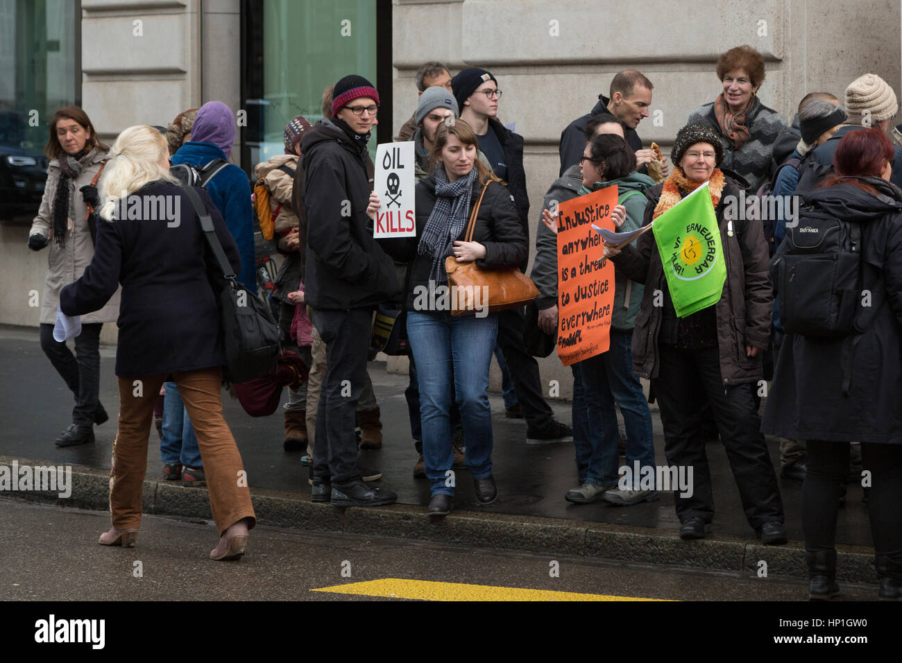 Basel, Svizzera. Xvii Feb, 2017. Una protesta pacifica al di fuori degli uffici delle due grandi banche svizzere UBS e Credit Suisse, nel tentativo di bloccare il loro finanziamento il Dakota Access Pipeling (DAPL). Credito: Stephen Allen/Alamy Live News Foto Stock