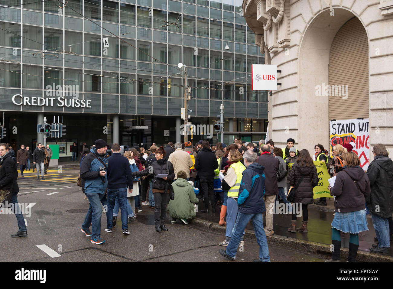 Basel, Svizzera. Xvii Feb, 2017. Una protesta pacifica al di fuori degli uffici delle due grandi banche svizzere UBS e Credit Suisse, nel tentativo di bloccare il loro finanziamento il Dakota Access Pipeling (DAPL). Credito: Stephen Allen/Alamy Live News Foto Stock