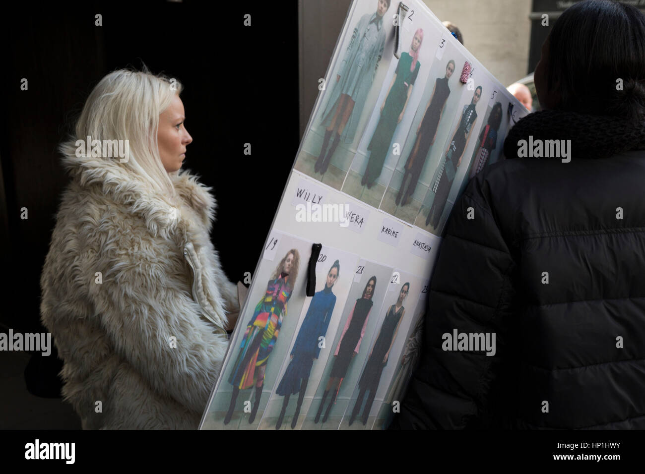 Londra, Regno Unito. Xvii Feb, 2017. Il personale da una casa di moda portare attrezzature, inclusi i modelli " passerella ordine di marcia esterno London Fashion Week in The Strand, Londra, Regno Unito. La London Fashion Week è un abbigliamento trade show tenutosi a Londra due volte ogni anno, in febbraio e in settembre. Si tratta di uno dei "quattro grandi" settimane della moda, insieme con la New York, Milano e Parigi. Il settore moda gioca un ruolo significativo nell'economia del Regno Unito con la sei giorni la settimana londinese della moda da soli stimato a rastrello in £269 milioni di ogni stagione. Credito: RichardBaker/Alamy Live News Foto Stock