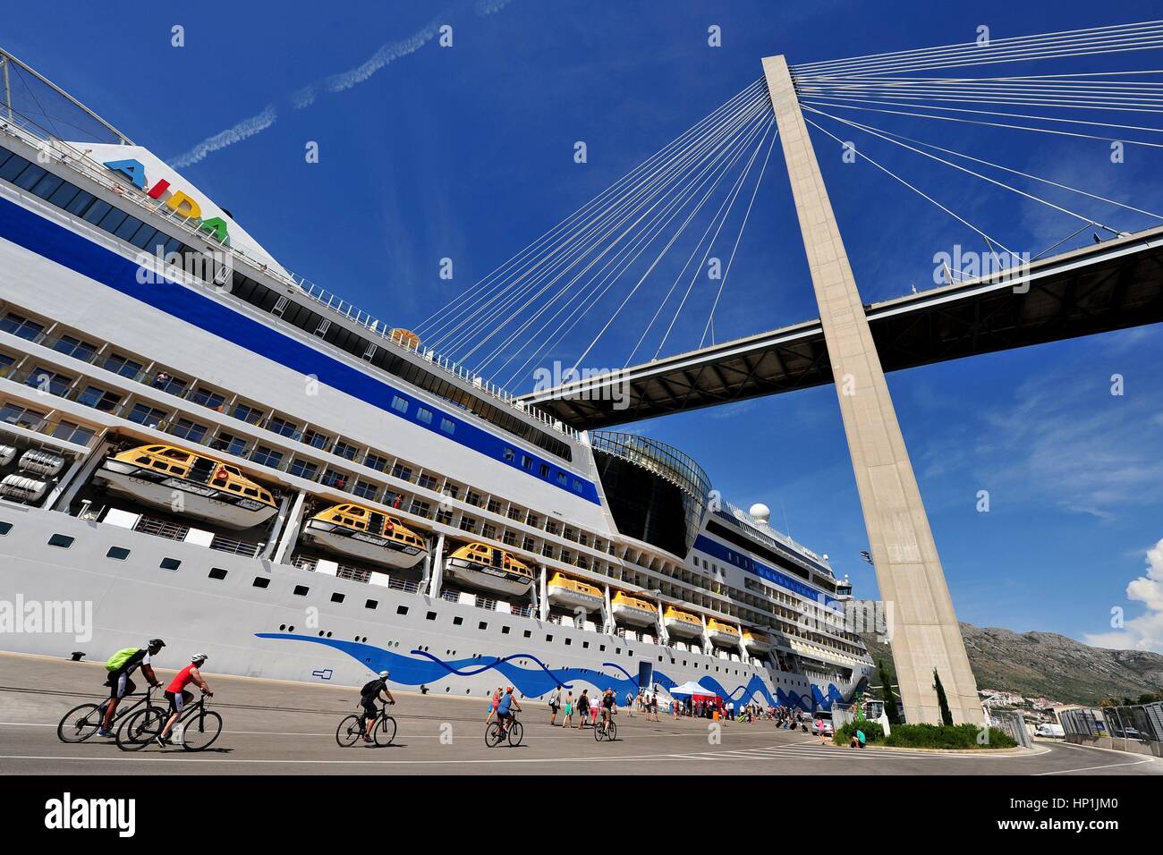 La nave da crociera "AIDAbella' docks sotto il ponte Franjo-Tudman al porto di Dubrovnik (Croazia), 18 agosto 2016. | Utilizzo di tutto il mondo Foto Stock