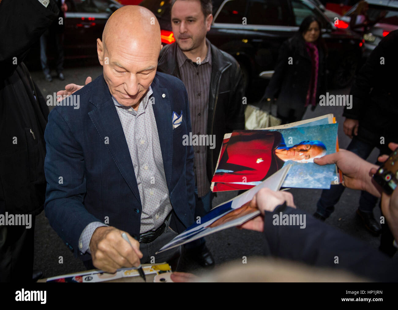 Berlino, Germania. Xvii Feb, 2017. Attore Patrick Stewart del film "Logan" arriva al 67th International Festival del Cinema di Berlino a Berlino, Germania, 17 febbraio 2017. US-film americano viene eseguito al di fuori della concorrenza. Foto: Jörg Carstensen/dpa/Alamy Live News Foto Stock