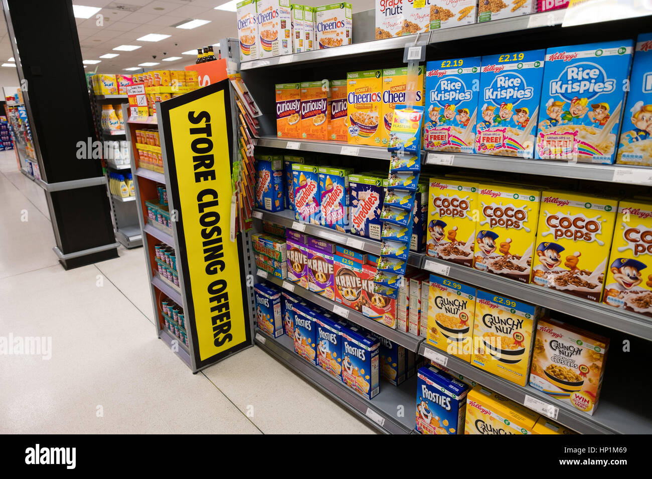 Aberystwyth, Wales, Regno Unito. Xvii Feb, 2017 dopo l'annuncio prima questa settimana che la catena di supermercati Budgens memorizza sta andando in amministrazione, seguente "difficili condizioni di negoziazione", il ramo in Aberystwyth è già impostato per essere chiuso. All'interno del negozio segni sul display annunciano grandi tagli di prezzo su molti dei prodotti in vendita Photo credit: Keith Morris/Alamy Live News Foto Stock