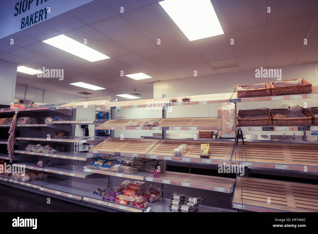 Aberystwyth, Wales, Regno Unito. Xvii Feb, 2017 dopo l'annuncio prima questa settimana che la catena di supermercati Budgens memorizza sta andando in amministrazione, seguente "difficili condizioni di negoziazione", il ramo in Aberystwyth è già impostato per essere chiuso. All'interno del negozio segni sul display annunciano grandi tagli di prezzo su molti dei prodotti in vendita su ripiani di svuotamento Photo credit: Keith Morris/Alamy Live News Foto Stock