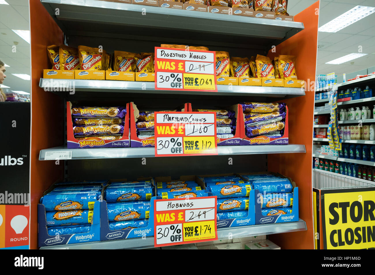 Aberystwyth, Wales, Regno Unito. Xvii Feb, 2017 dopo l'annuncio prima questa settimana che la catena di supermercati Budgens memorizza sta andando in amministrazione, seguente "difficili condizioni di negoziazione", il ramo in Aberystwyth è già impostato per essere chiuso. All'interno del negozio segni sul display annunciano grandi tagli di prezzo su molti dei prodotti in vendita Photo credit: Keith Morris/Alamy Live News Foto Stock