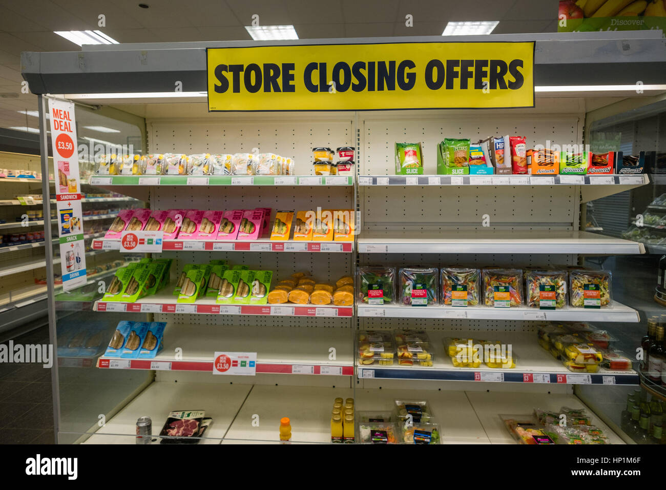 Aberystwyth, Wales, Regno Unito. Xvii Feb, 2017 dopo l'annuncio prima questa settimana che la catena di supermercati Budgens memorizza sta andando in amministrazione, seguente "difficili condizioni di negoziazione", il ramo in Aberystwyth è già impostato per essere chiuso. All'interno del negozio segni sul display annunciano grandi tagli di prezzo su molti dei prodotti in vendita Photo credit: Keith Morris/Alamy Live News Foto Stock