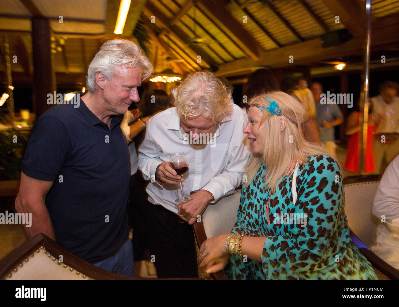 Neckar isola dei Caraibi, le Isole Vergini Britanniche. 17 Nov, 2014. Patricia Borg e Bjorn Borg parla con loro host, Sir Richard Branson la prima sera di Necker Cup 2014 evento. Credito: Mark Greenberg/ZUMA filo/Alamy Live News Foto Stock