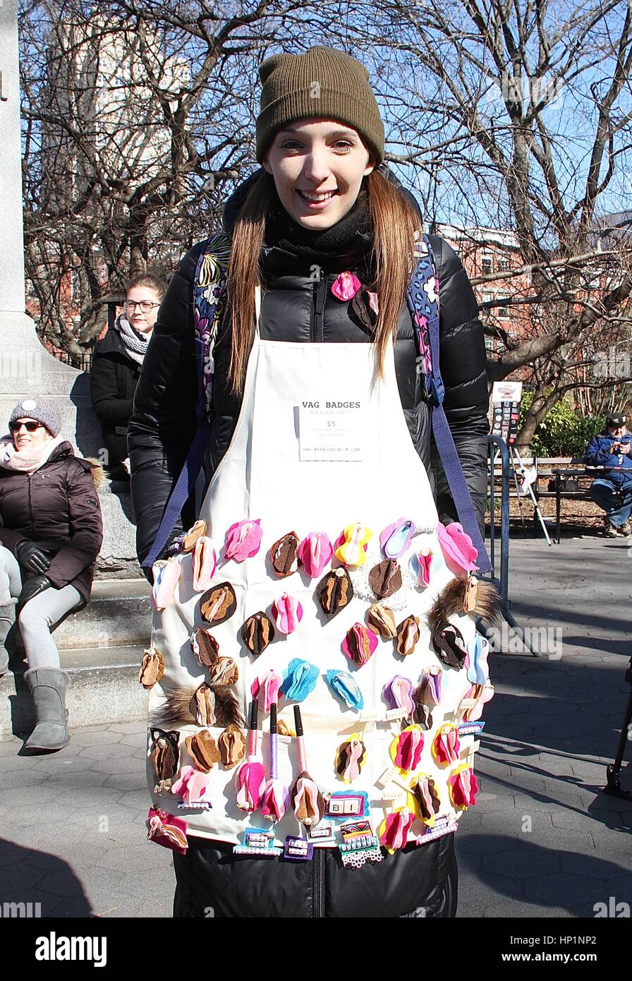 New York, NY, STATI UNITI D'AMERICA. Xvii Feb, 2017. Una donna vendita di "Vag pin' a livello nazionale sciopero generale giorno rally svoltasi a Washington Square Park di New York il 17 febbraio 2017. Credito: Rainmaker foto/media/punzone Alamy Live News Foto Stock