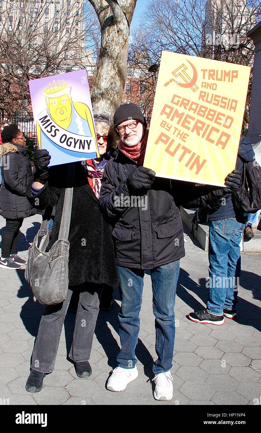 New York, NY, STATI UNITI D'AMERICA. Xvii Feb, 2017. I partecipanti in Nazionale sciopero generale giorno rally svoltasi a Washington Square Park di New York il 17 febbraio 2017. Credito: Rainmaker foto/media/punzone Alamy Live News Foto Stock