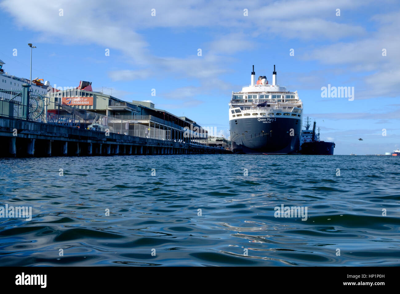 Melbourne, Australia. 18 Febbraio, 2017. La Queen Mary 2, il più grande del mondo di ocean liner, Ormeggiata al Molo della stazione. La nave partirà questa sera sul suo primo viaggio di andata e ritorno da Melbourne, chiamando a Kangaroo Island, Australia del Sud. Credito: Michael Holloway/Alamy Live News Foto Stock