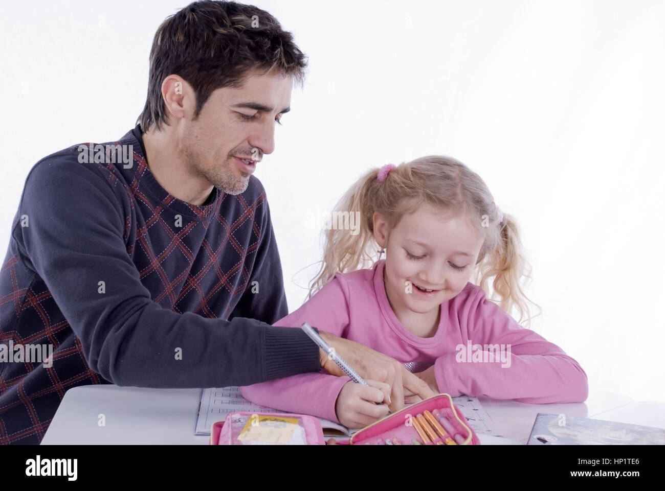 Modello di rilascio , Vater hilft Tochter, 7 Jahre, beim Lernen - padre e figlia learning Foto Stock