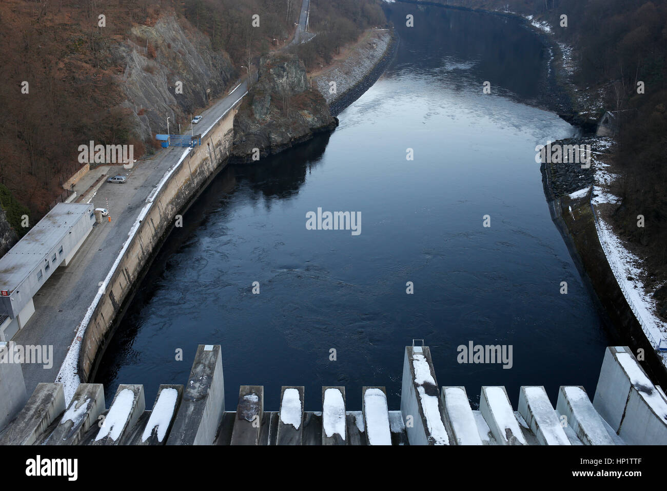 TREBENICE, Repubblica Ceca - 14 febbraio 2017:Slapy serbatoio di acqua che forma parte della Moldava a cascata (Vltavska kaskada) sistema di gestione delle acque Foto Stock