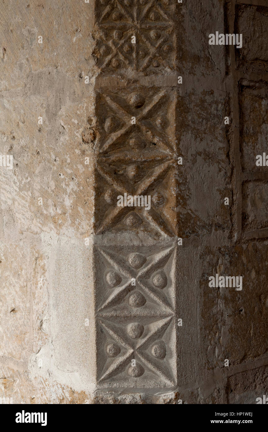 Coro arch ornamentazione, la chiesa di San Nicola, Condicote, Gloucestershire, England, Regno Unito Foto Stock