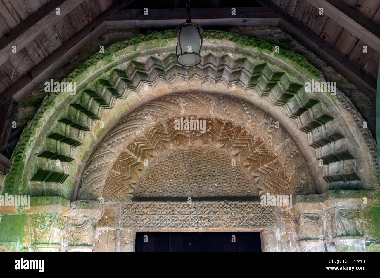 Portale normanno, la chiesa di San Nicola, Condicote, Gloucestershire, England, Regno Unito Foto Stock
