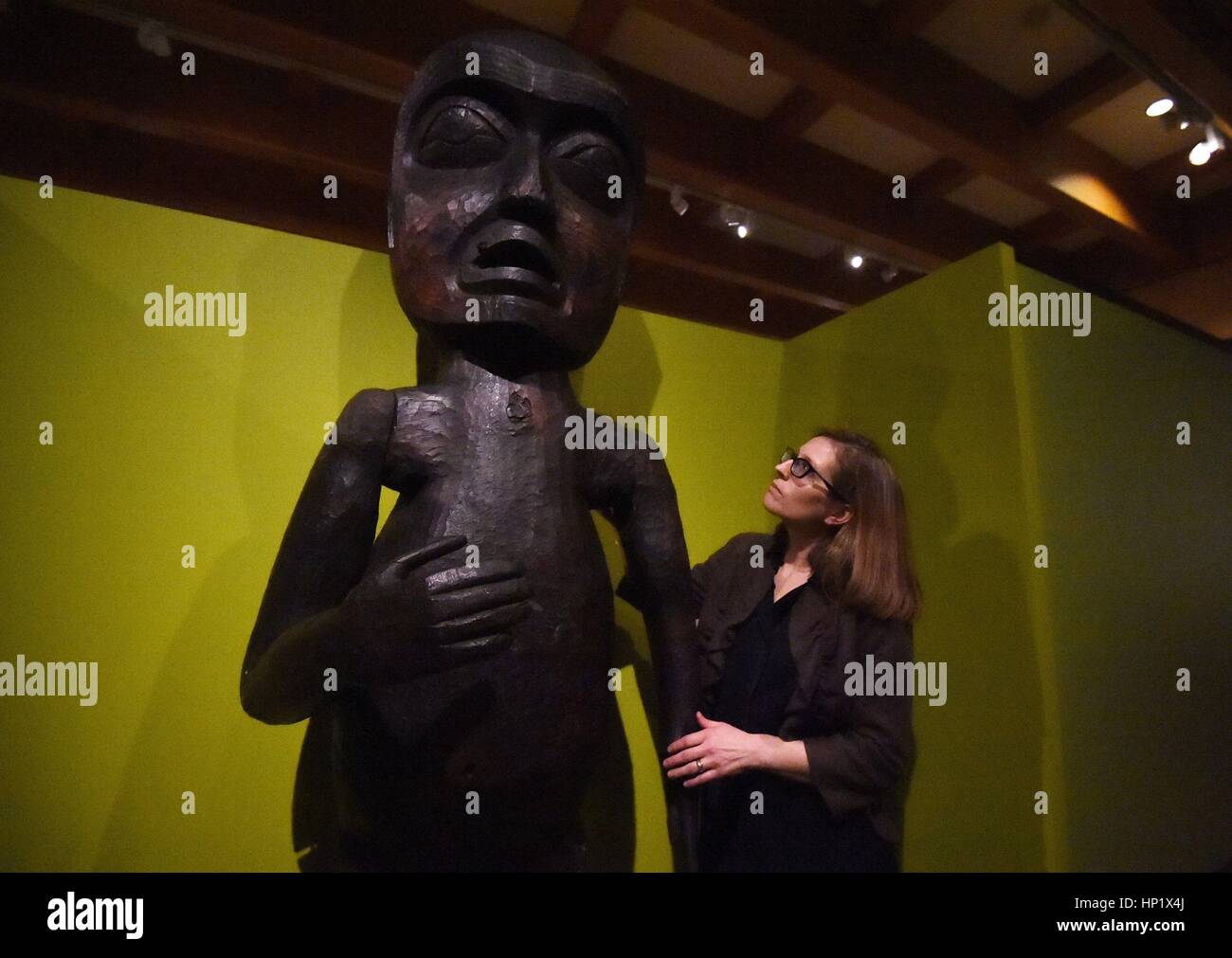 Curatore del progetto Ambra controlli Lincoln a 7.6 ft, xix secolo Benvenuto figura è installato nella camera 91 del British Museum di Londra, precedendo l'apertura di dove la Thunderbird vive: resilence culturale sulla costa nord-occidentale del Nord America mostra. Foto Stock