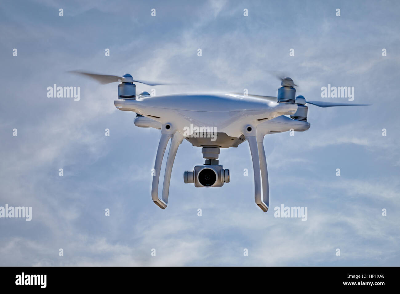 DJI Drone Phantom ispirare al di sopra del cielo Foto Stock