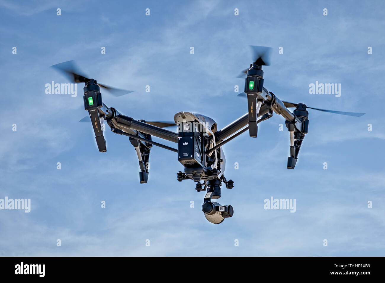 DJI Drone Phantom ispirare al di sopra del cielo Foto Stock