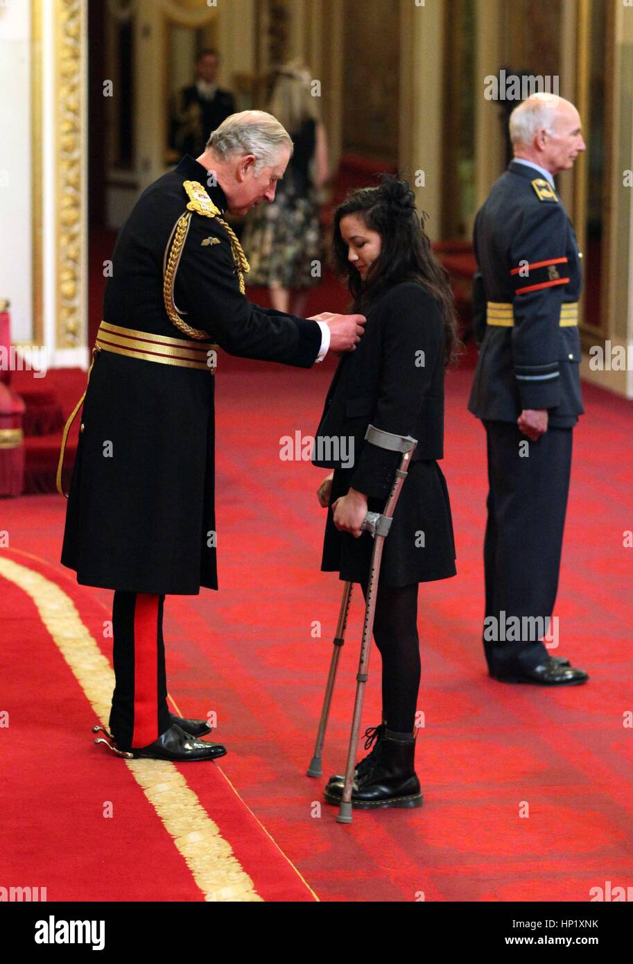 Alice Tai da Barton sul mare è realizzato un MBE (membro dell'ordine dell'Impero Britannico) dal Principe di Galles durante una cerimonia di investitura a Buckingham Palace di Londra. Foto Stock