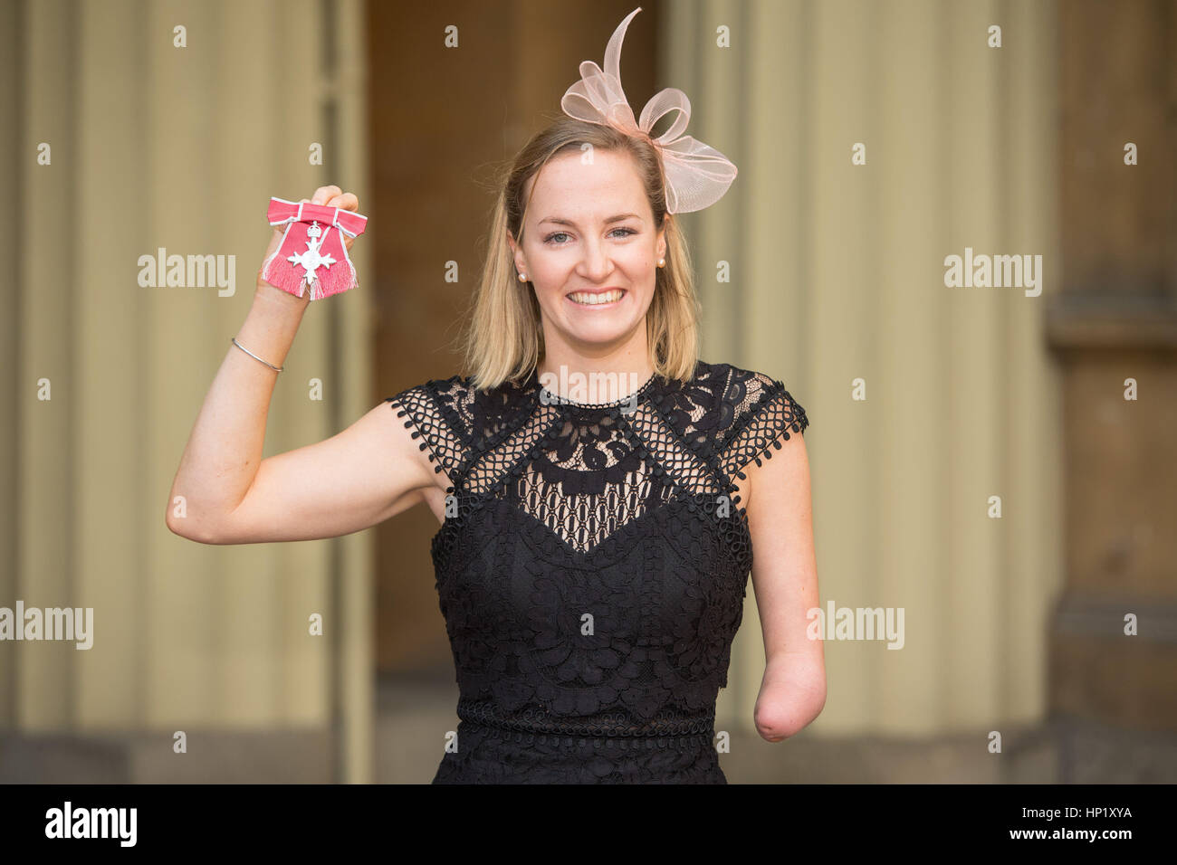 Nuotatore paralimpico Claire Cashmore a Buckingham Palace di Londra, dopo aver ricevuto il suo MBE medaglia dal Principe di Galles. Foto Stock