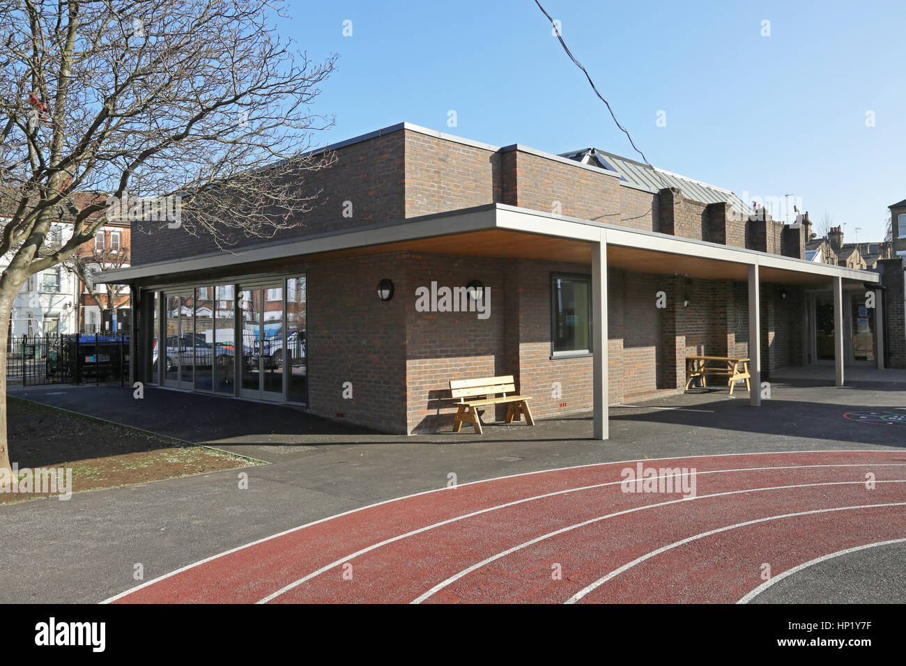Una moderna estensione ad una tradizionale vittoriano londinese edificio scolastico, UK. Mostra tutti meteo-via di corsa in primo piano Foto Stock
