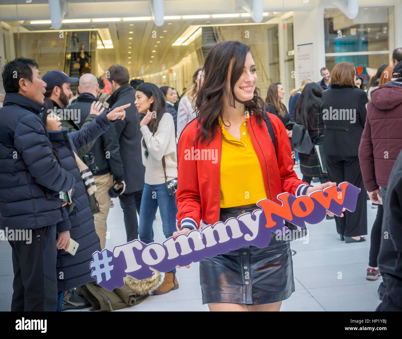 Un modello di passeggiate attraverso la folla presso l'occhio mall durante un Tommy Hilfiger branding evento a New York Sabato, 11 febbraio 2017 la promozione di Tommy Hilfiger mode e il #tommynow hashtag. Hilfiger non mostra in questo anno la Settimana della Moda di New York, invece di optare per la creazione di un 'Tommyland' stravaganza show, simile a quella dello scorso anno di "Tommy Pier' evento in New York, ma a Venezia, Ca appena prima della settimana della moda. (© Richard B. Levine) Foto Stock