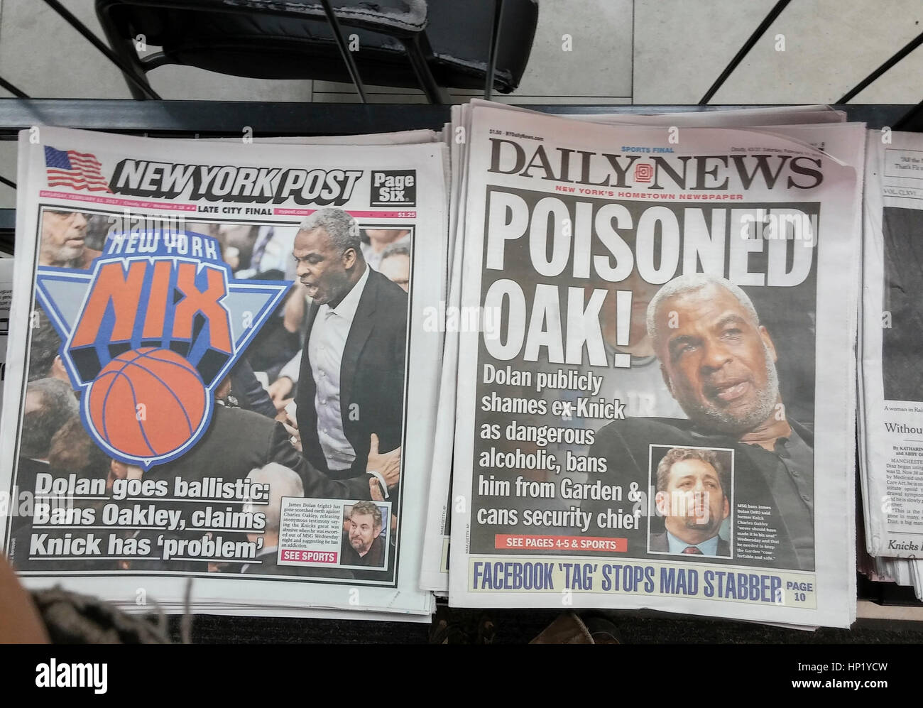 Il New York tabloid, entrambi i coperchi anteriore e posteriore, sabato 11 febbraio, 2017 Relazione sull'alterco ex Knicks giocatore di basket Charles Oakley aveva con il Madison Square Garden sicurezza in relazione ai problemi di MSG e Knicks proprietario James Dolan. (© Richard B. Levine) Foto Stock