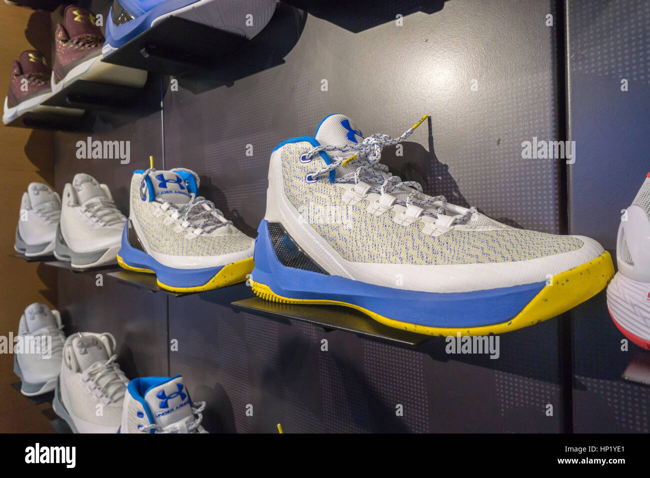 Steph Curry sneakers nel sotto l'armatura in negozio il Westfield World Trade Center Oculus mall in New York Sabato, 11 febbraio 2017. Sotto la corazza celebrità endorsers, giocatore di basket Steph Curry, ballerina Misty Copeland e attore Dwayne Johnson hanno espresso il loro disappunto con sotto la corazza fondatore e CEO Kevin Plank's pro-Trump commenti. (© Richard B. Levine) Foto Stock
