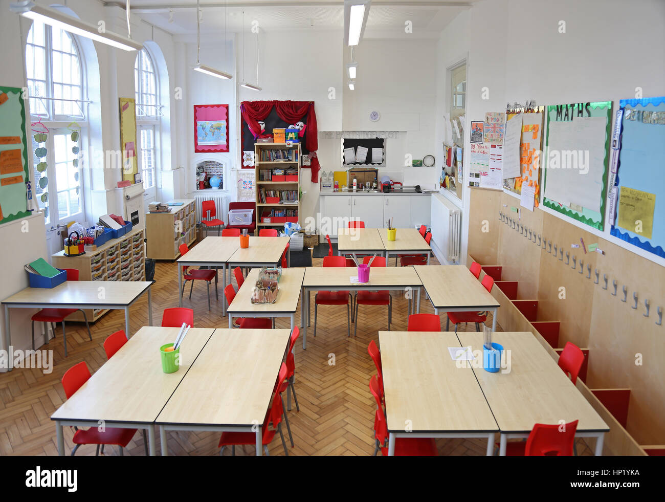 Vista interna di una classe in un edificio vittoriano recentemente ristrutturato a Londra Sud, Regno Unito. Vuoto, senza alunni. Foto Stock