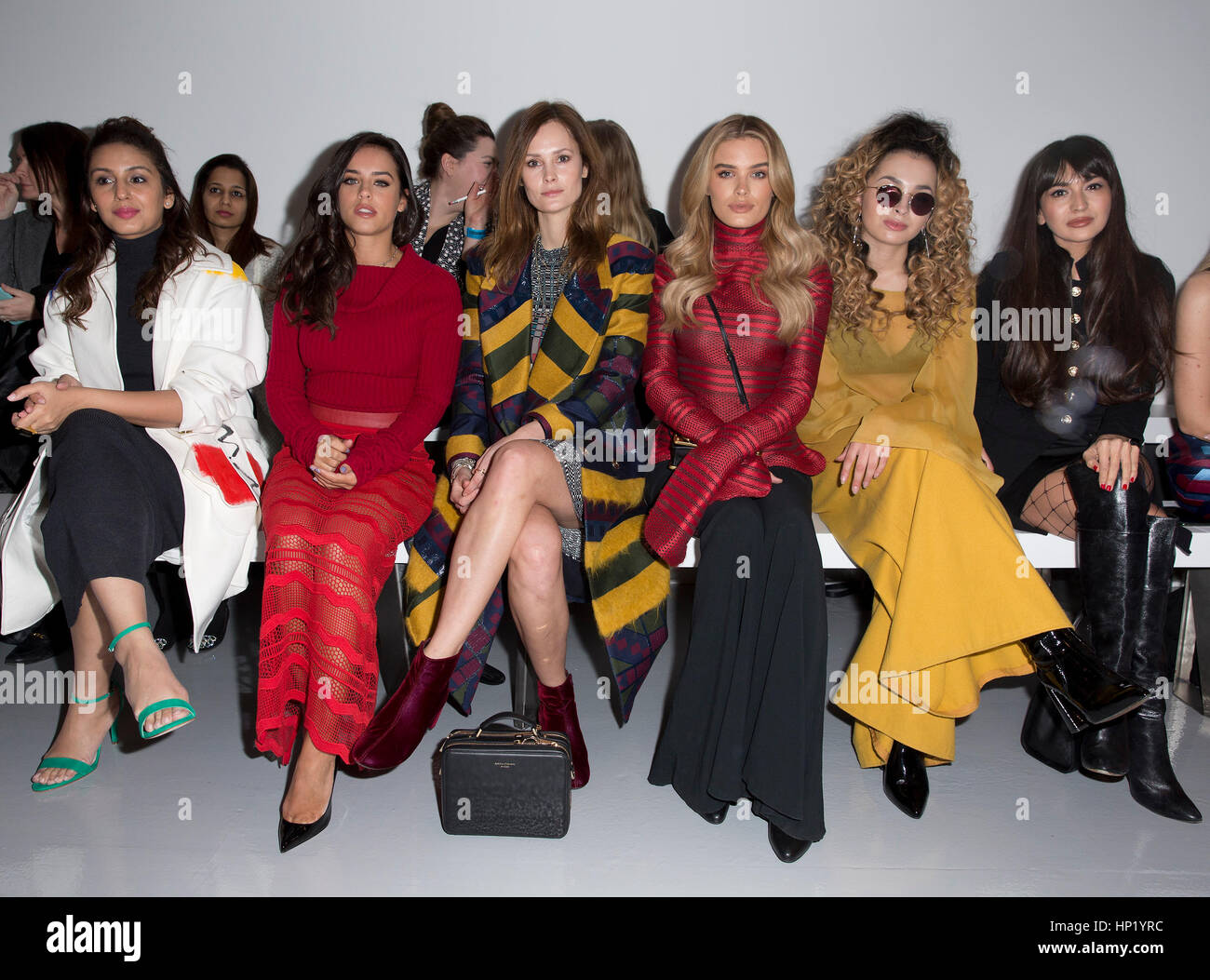 (Secondo da sinistra a destra) la Georgia può, Charlotte de Carle, Chloe Lloyd, Ella Eyre, e Zara Martin sulla bancata anteriore durante la Teatum Jones Autunno/Inverno 2017 London Fashion Week show a BFC visualizza lo spazio, Londra. Premere l'associazione. Picture Data: Venerdì 17 Febbraio, 2017. Foto di credito dovrebbe leggere: Isabel Infantes/PA FILO Foto Stock
