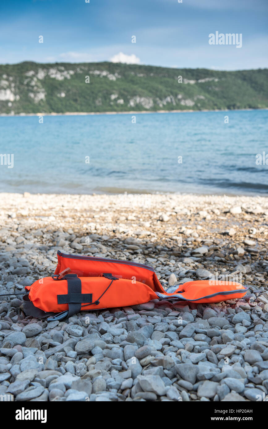 Giacca di sicurezza su una spiaggia Foto Stock