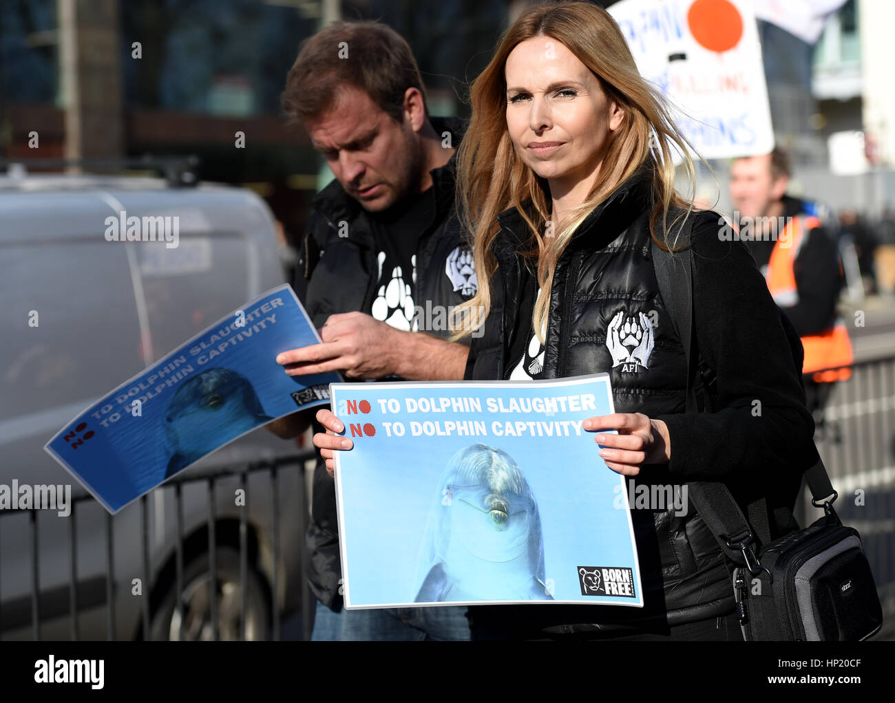 I manifestanti marzo attraverso Green Park a Londra, contro l uccisione dei delfini e prigionia nel Taiji in Giappone. Foto Stock