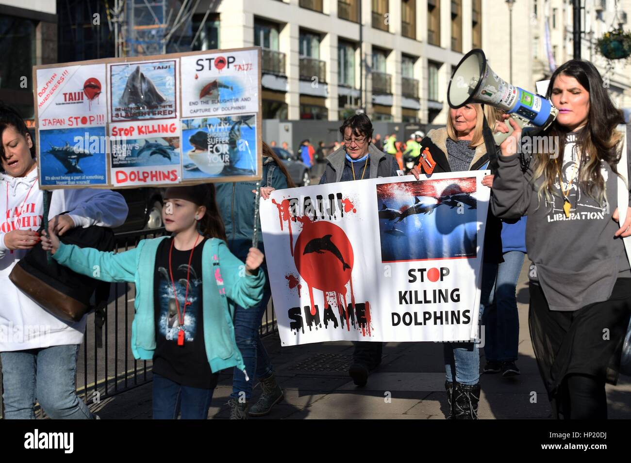 I manifestanti marzo attraverso Green Park a Londra, contro l uccisione dei delfini e prigionia nel Taiji in Giappone. Foto Stock