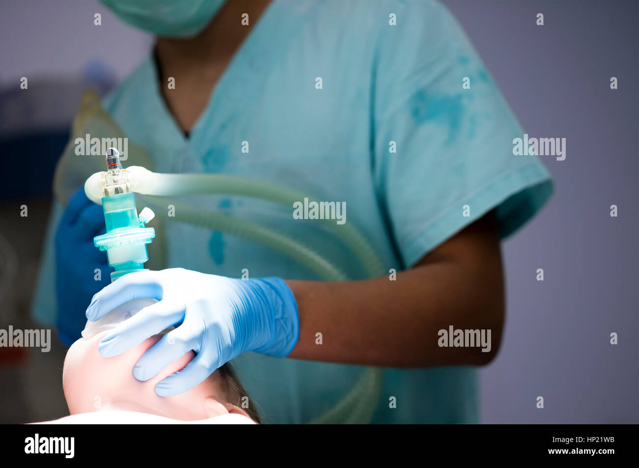 Anestesista conferisce alla maschera anestesia per inalazione Foto Stock