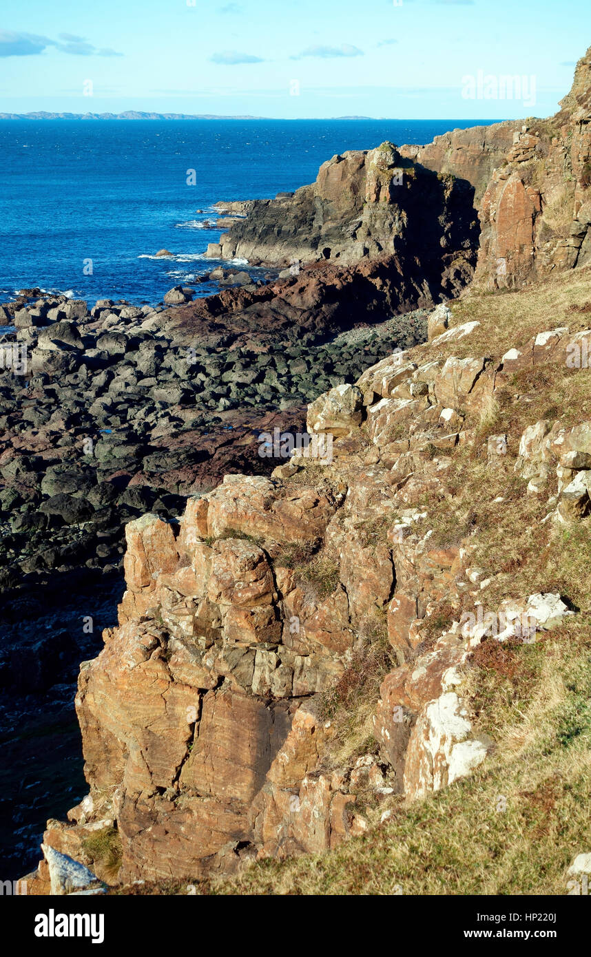 Costa rocciosa della penisola Treshnish sull'Isle of Mull nelle Ebridi Interne di Scozia Foto Stock