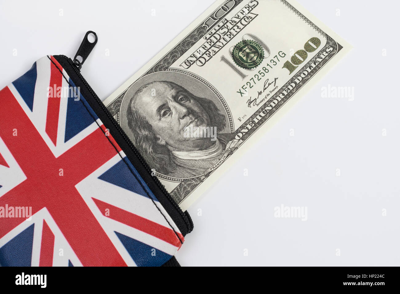 Unione Jack portamonete con noi 100$ / centinaia di dollari / banconota - come metafora per noi Dollar-Sterling tasso di cambio, vacanze spendere soldi in noi Foto Stock