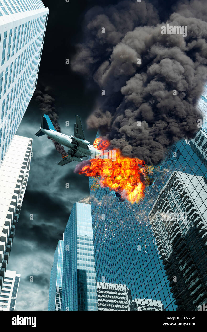 Un ritratto cinematografico di un disastro aereo come si blocca un edificio in centro. Nozione di infortunio, orari di fine o un atto di terrorismo. Foto Stock