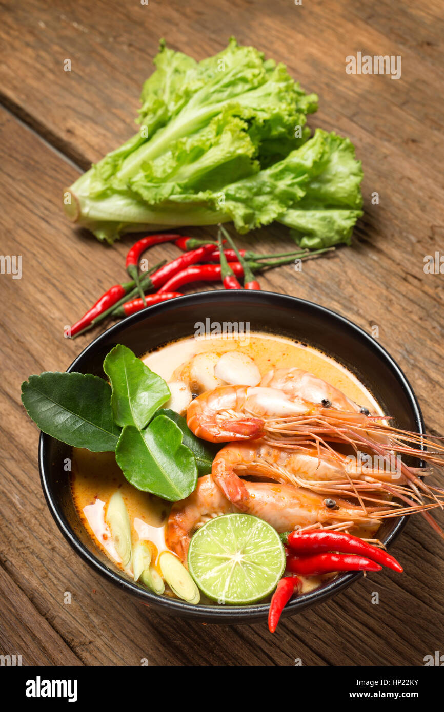 Cibo tailandese Tom Yam Goong zuppa piccante con ingrediente Foto Stock