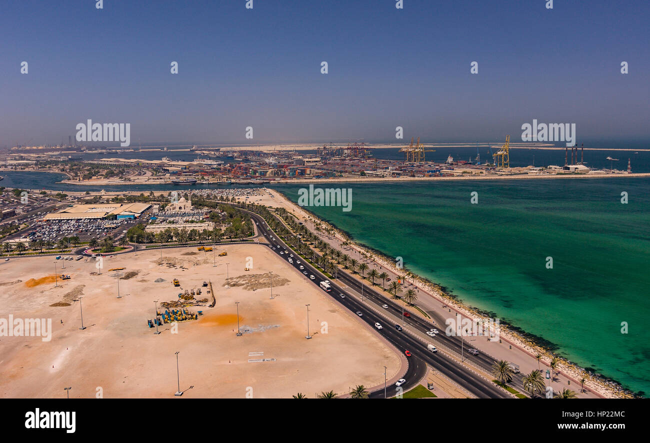 DUBAI, Emirati Arabi Uniti - Bocca del Dubai Creek e terreni non attrezzati, vista aerea. Foto Stock