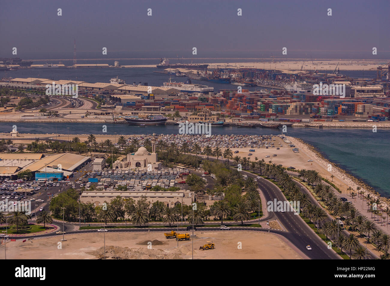 DUBAI, Emirati Arabi Uniti - vista aerea del Dubai Creek e il lungomare con i contenitori di spedizione e navi. Foto Stock