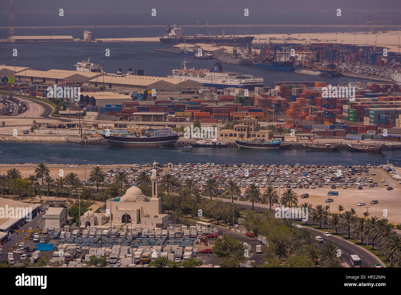 DUBAI, Emirati Arabi Uniti - vista aerea del Dubai Creek e il lungomare con i contenitori di spedizione e navi. Foto Stock