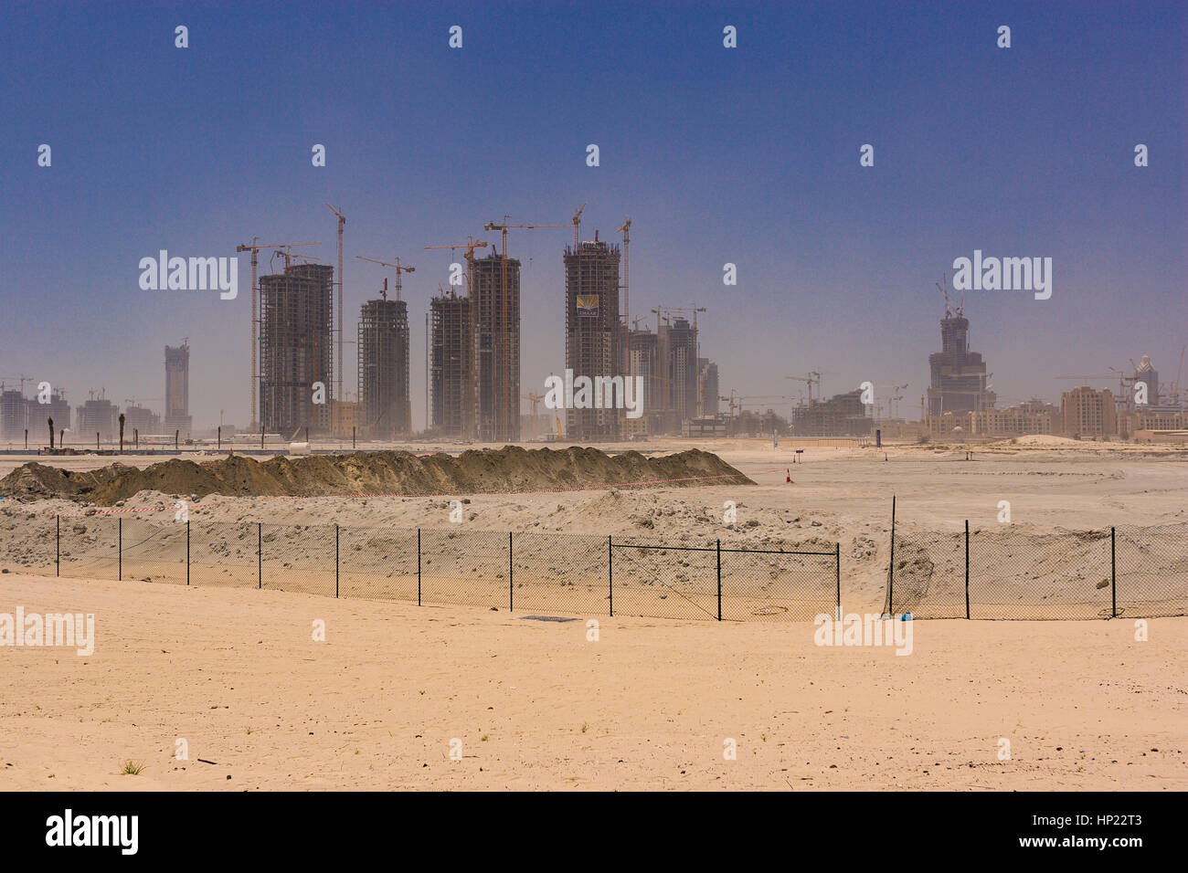 DUBAI, Emirati Arabi Uniti - Nuovi edifici in costruzione e arido paesaggio. Foto Stock