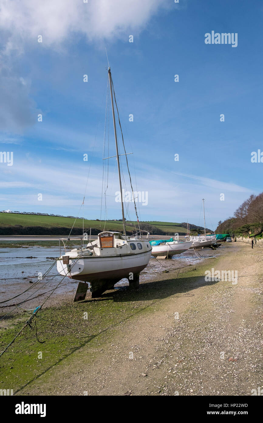 Barche ormeggiate sul fiume Gannel con la bassa marea. Newquay, Cornwall, England, Regno Unito Foto Stock