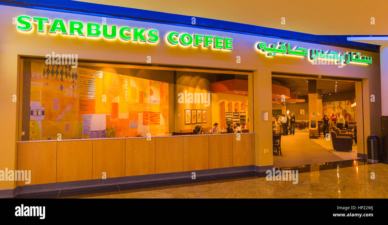 DUBAI, Emirati Arabi Uniti - Starbucks Coffee shop in shopping mall, con segno bilingue in inglese e arabo. Foto Stock