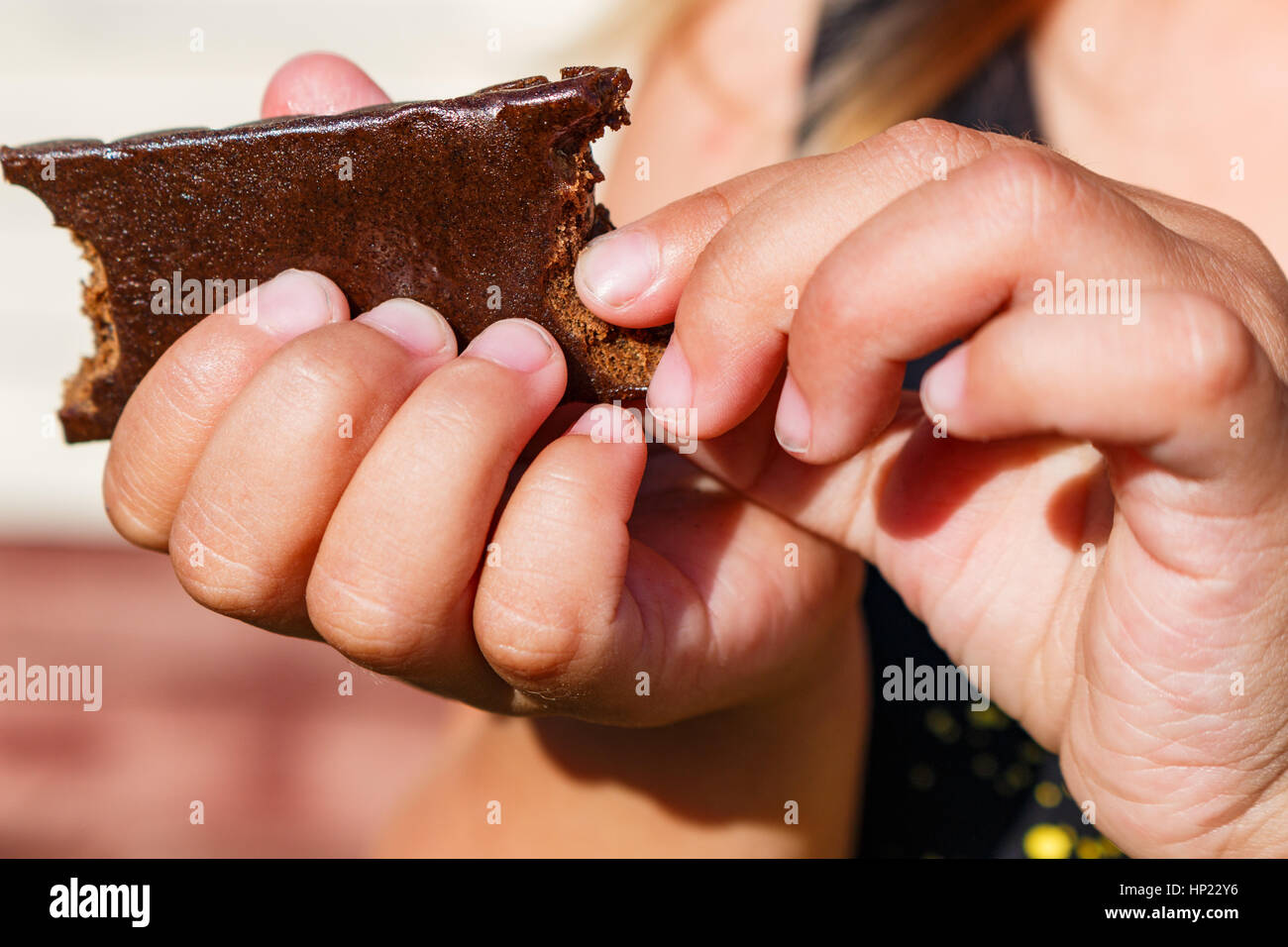 Bambina tenendo un cioccolato. Foto Stock