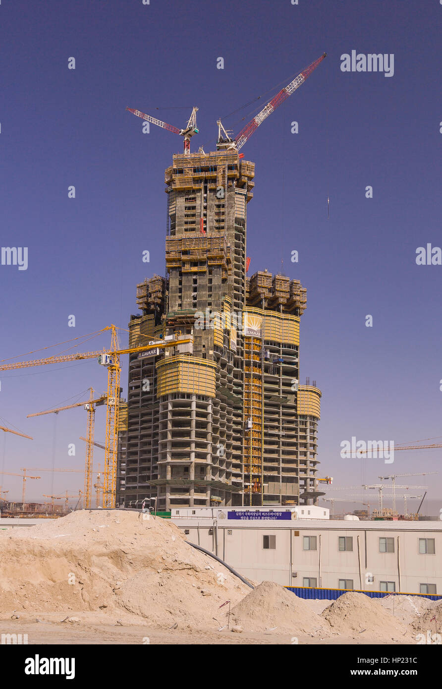 DUBAI, Emirati Arabi Uniti - Sito in costruzione del Burj Khalifa, su  Sheikh Zayed Road a Dubai. La "Torre ubai", i piani di essere le più alte  del mondo costruendo a oltre