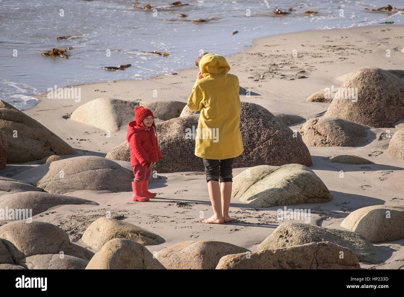 Una madre e figlia gioca su Porth Beach Nanven Cornwall Inghilterra REGNO UNITO Foto Stock