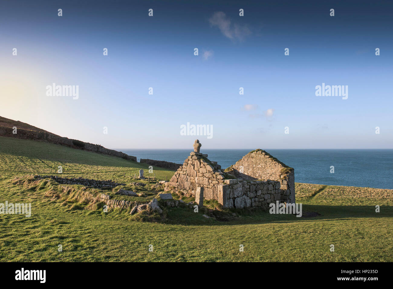 Rimane Christian St Helen Oratorio del turismo Cape Cornwall Inghilterra England Regno Unito. Foto Stock