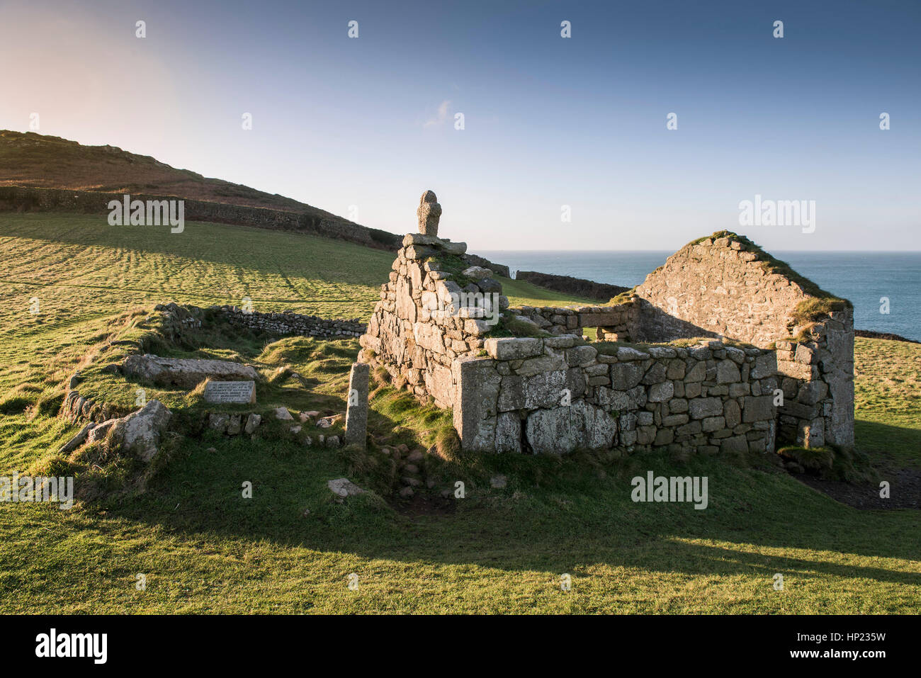 Rimane Christian St Helen Oratorio del turismo Cape Cornwall Inghilterra England Regno Unito. Foto Stock
