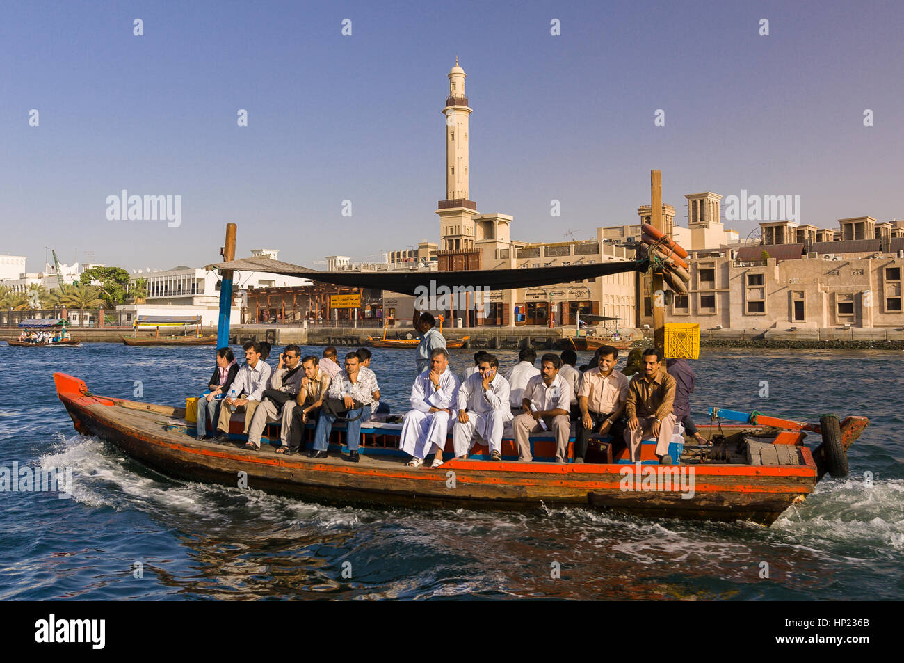 DUBAI, Emirati Arabi Uniti - Uomini sul traghetto abra boat sul Dubai Creek. Foto Stock
