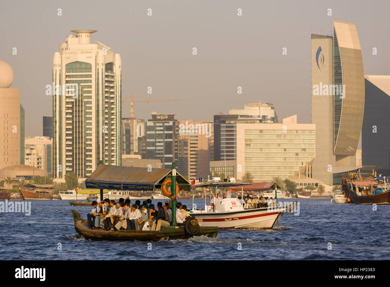 DUBAI, Emirati Arabi Uniti - Abra traghetto sul Dubai Creek. Foto Stock