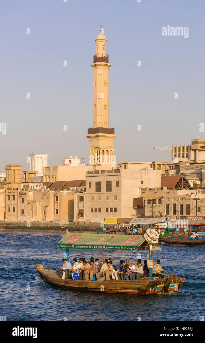 DUBAI, Emirati Arabi Uniti - acqua Abra taxi traghetti passeggeri su Dubai Creek con moschea a posteriori. Foto Stock